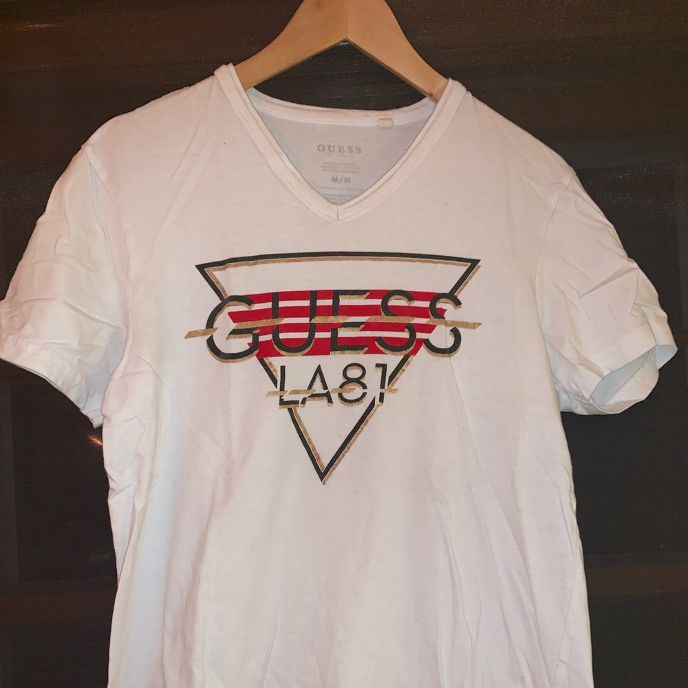 Men’s GUESS tee shirt. Size MEDIUM